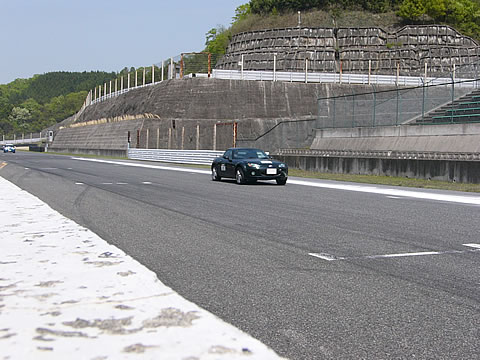 石灰のおかげでストレートのコースが狭くなってる