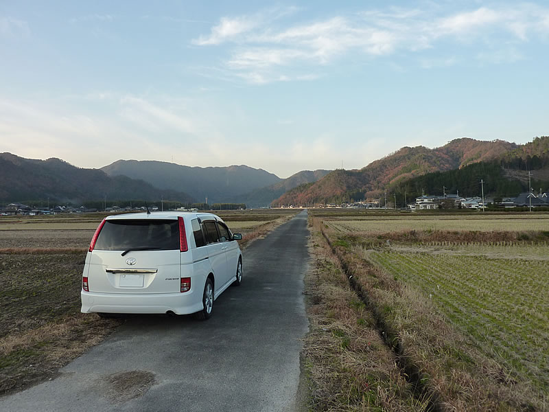 山間のここだけ開けた場所
