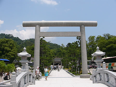 籠神社の鳥居、暑かった