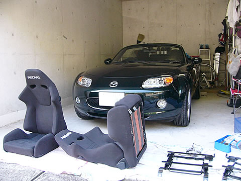 まずはベースフレームの取り付け