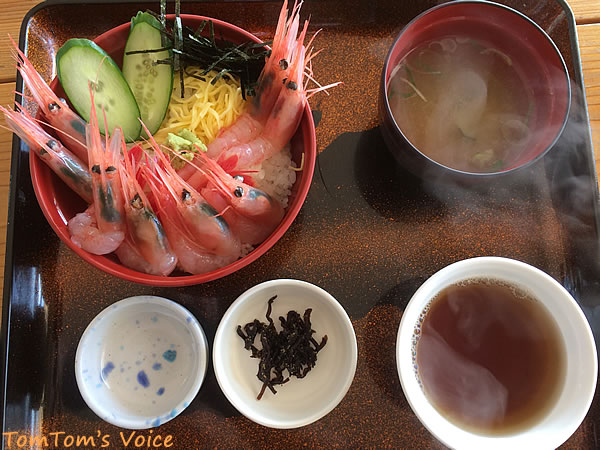 立ち寄った東尋坊で海鮮丼を食す