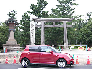 正面は工事中でした