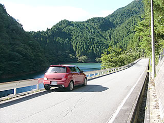 銀山湖、日が当たってきれいです、しかし車の後ろがきたない