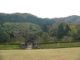 居館跡の全景、後ろの山が一条谷城