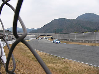 ポルシェ先頭に2コーナーから3コーナーへなだれ込む各車