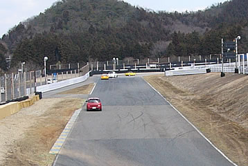 橋の下コーナー出たところ