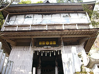 近づいてみると2階建てでガラス入り