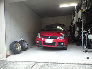 片足上げて作業中