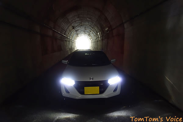 トンネル内はライト点灯すべきでしょ どうしてしないのか その理由を聞きたいものだ 特に黒いクルマ Tomtom S Voice2 エンスーのための車情報