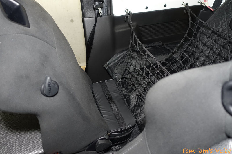 運転席の後ろ後席の足元にはちょうどハマる収納を調達した。普段は使うことはないが荷物が多い時は重宝する。