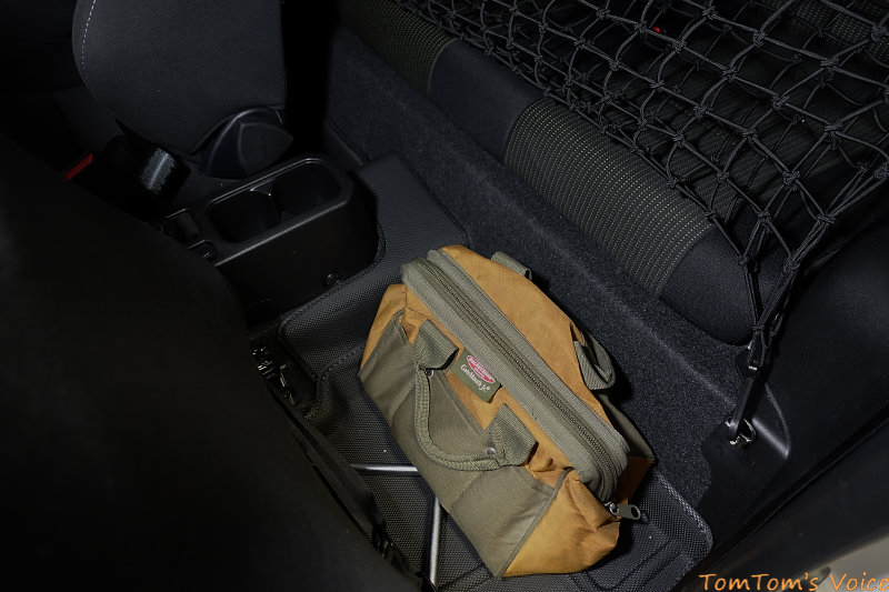 助手席の後ろ後席の足元には車載工具と十字レンチを装備。この状態で助手席を目一杯後ろへスライドすると車載工具は助手席と後席の間に挟まれて固定される。