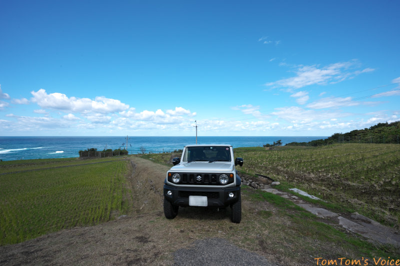 JB74_ジムニーシエラで行く丹後半島。丹後半島の経ヶ岬の少し西側にある袖志の棚田より日本海を望む。気持ちの良い天気だった。