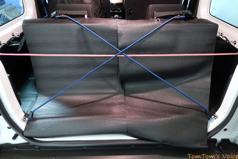 自作の荷室マット。ホームセンターで購入したビニールシートに穴を開けて後席のヘッドレストを突っ込んで固定している。長さは長めにしてボディ開口部やバンパーをカバーするようにしている。